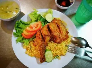 Hình ảnh Cơm chiên đùi gà xối mỡ