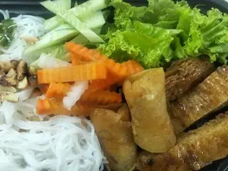 Hình ảnh Bún thịt chả giò chay