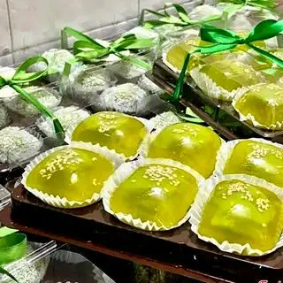 Hình ảnh Bánh xu xê cốm ngon - hộp 6 cái