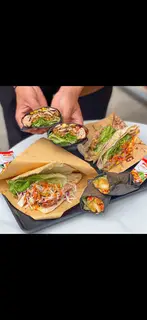 Hình ảnh tacos tôm 2 tầng trứng phô mai + coca + khoai tây