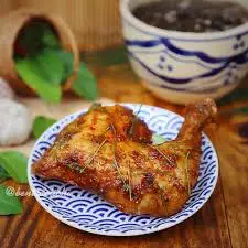 Hình ảnh Cơm chiên đùi gà góc tư chiên mắm
