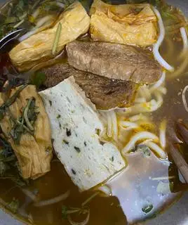 Hình ảnh combo 2 bún huế + 2 chả giò 