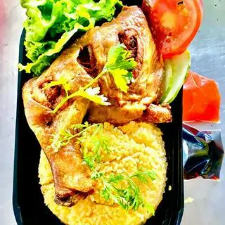 Hình ảnh Cơm gà xối mỡ đùi lớn