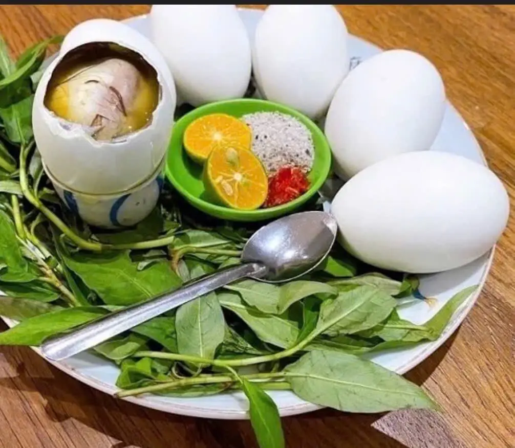 Hình ảnh Trứng vịt lộn luộc nước dừa 