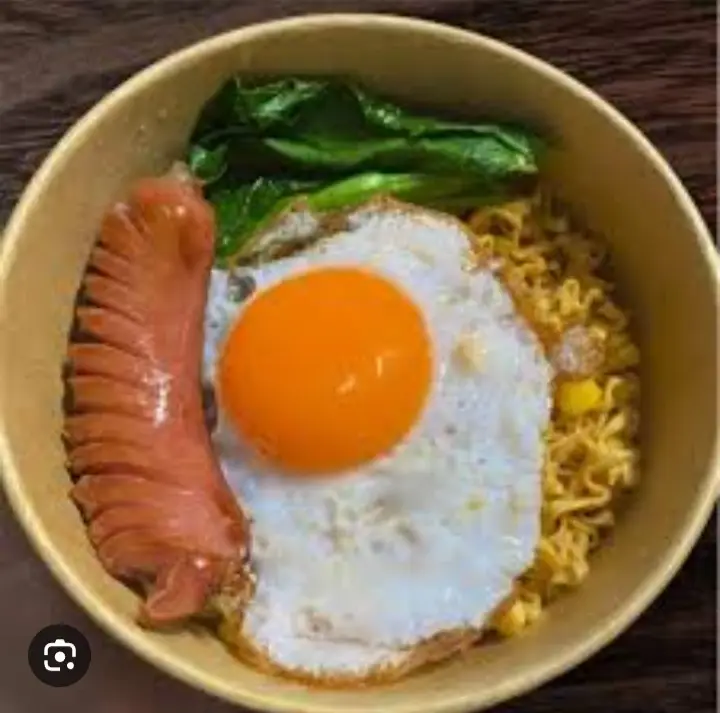 Hình ảnh Mì trộn trứng xúc xích 