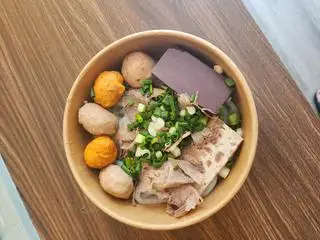 Hình ảnh Bún bò Huế không móng thay bằng mọc