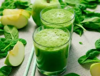 Hình ảnh Sinh tố táo xanh, rau bó xôi