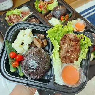 Hình ảnh Cơm burger bò áp chảo sốt sữa chua Hy Lạp