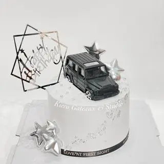 Hình ảnh bánh sinh nhật ô tô và sao trắng