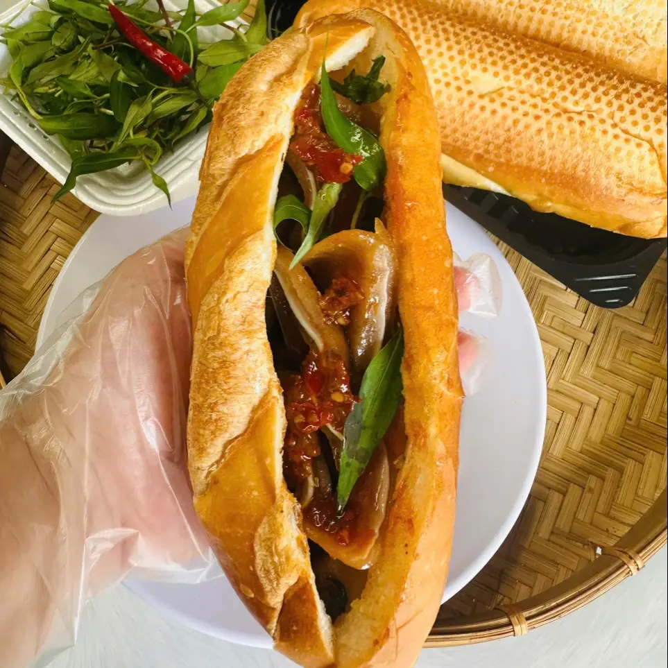 Hình ảnh Bánh mì phá lấu  ruột - lỗ tai heo khìa nước dừa