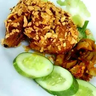 Hình ảnh Cơm Chiên Gà Xối Mỡ (Nhỏ) - Salad/Canh Rau - Trà Tắc