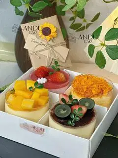 Hình ảnh Set 4 bánh kèm thiệp: cheese cake dâu tây, cheese chanh leo, tiramisu, bông lan trứng muối, Cốc 200ml