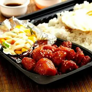 Hình ảnh Cơm gà viên chua ngọt kèm trứng ốp