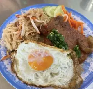 Hình ảnh Cơm Tấm Sườn Bì Trứng Ốp La