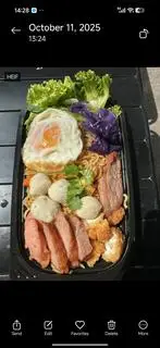 Hình ảnh Mì trộn Indo full topping trứng