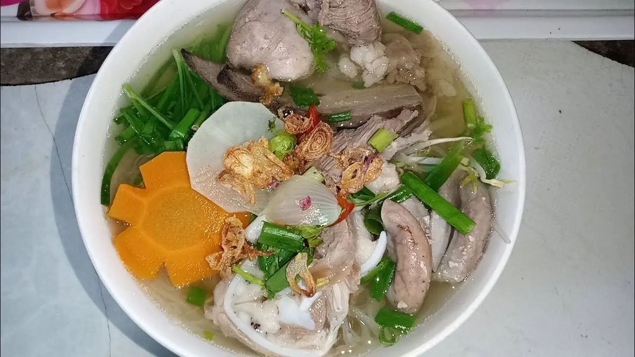 Hình ảnh Hủ tiếu lòng heo ( giá chưa bao tô)