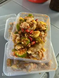 Hình ảnh chân gà trộn trứng non lắc sốt thái 