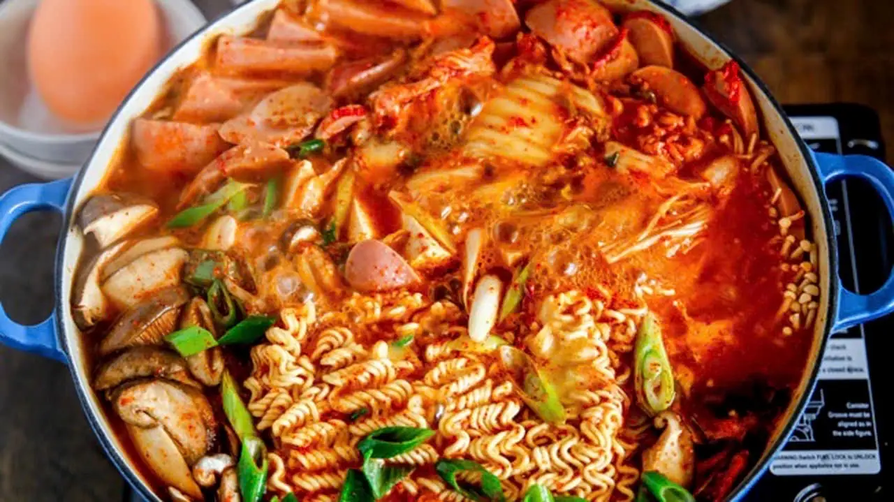 Hình ảnh Mì bò viên, xúc xích, kim chi cay ( cấp độ 1 - cấp độ 7 )