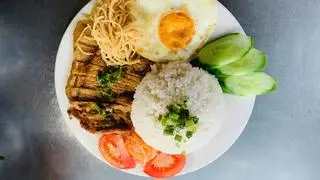 Hình ảnh Cơm tấm sườn bì trứng ốp la
