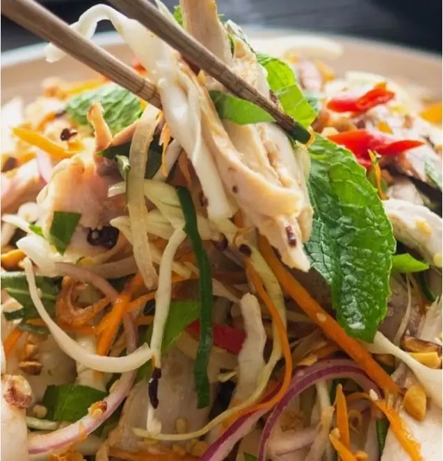 Hình ảnh Cháo gà chặt - gỏi 1 người ăn