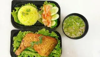 Hình ảnh Cơm  gà da giòn đùi góc tư xối mỡ sốt tỏi