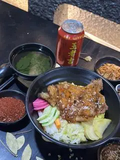 Hình ảnh Cơm Sườn Cốt Lết Nướng Sốt Cay Ngọt