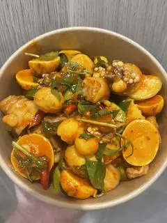 Hình ảnh Chân gà mix trứng non sốt Thái