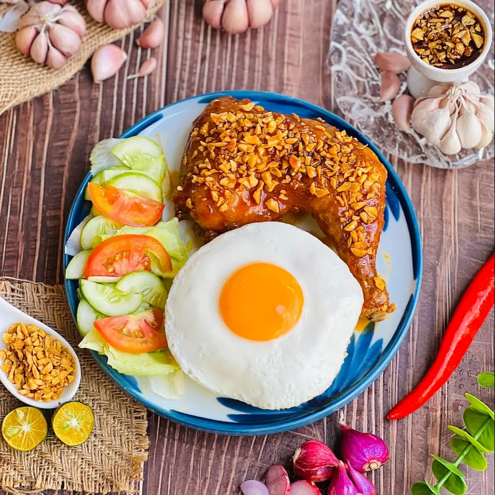 Hình ảnh Cơm Gà Sốt Mắm Tỏi Lớn Plus + Trứng Ốp La