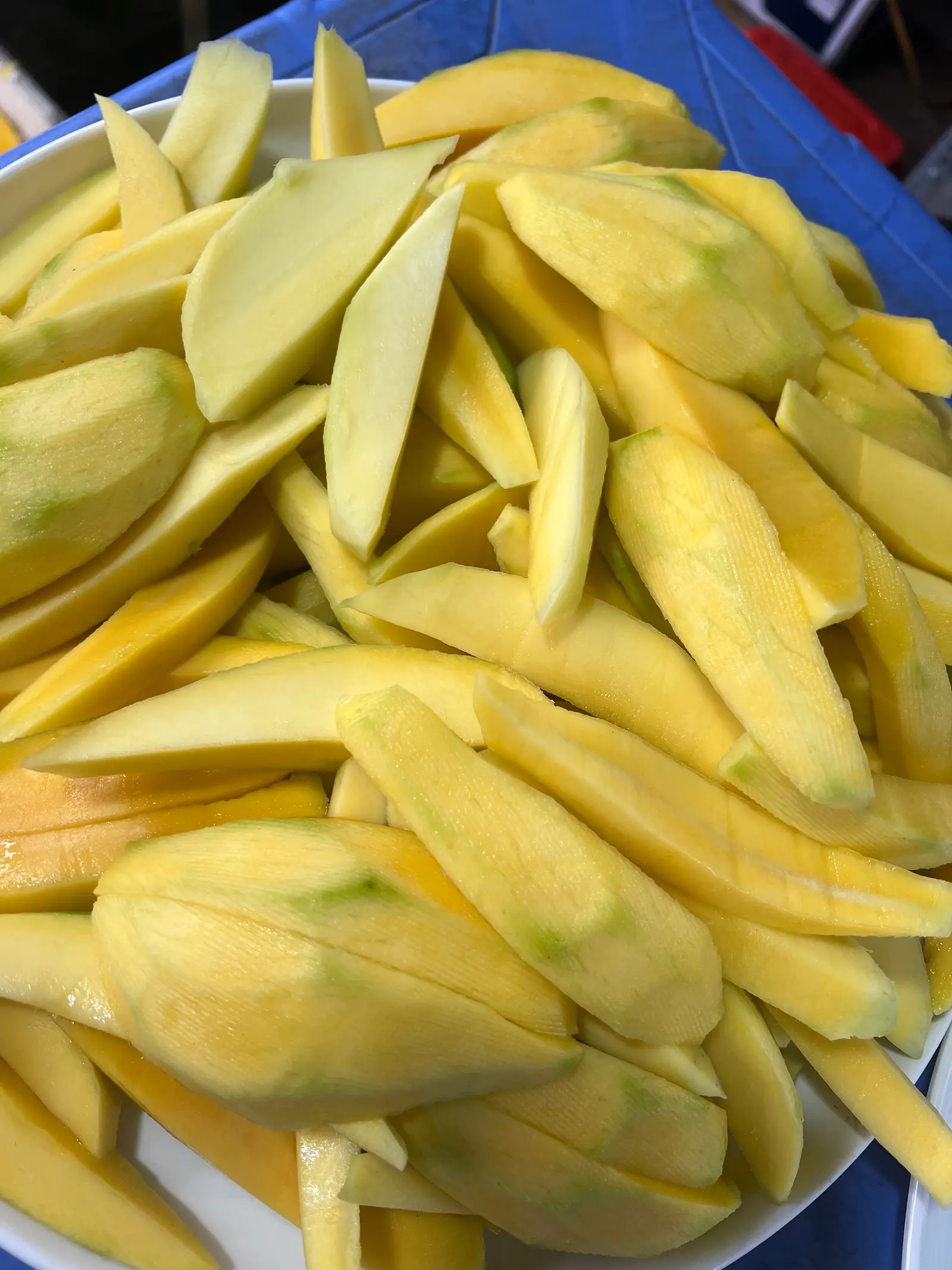 Hình ảnh khay xoài bổ sẵn 