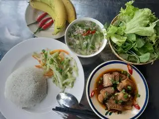 Hình ảnh cơm sườn kho tặng rau sống