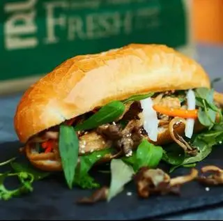 Hình ảnh Bánh Mì Nấm Nướng Chay Đặc Biệt