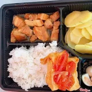Hình ảnh Cơm thịt kho và đậu phụ sốt cà chua