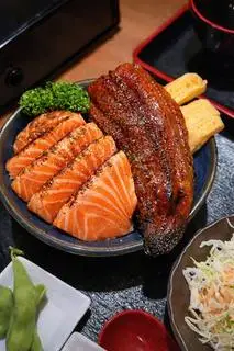Hình ảnh Cơm lươn Nhật cá hồi nướng tái - Unagi & Aburi Salmon Bento