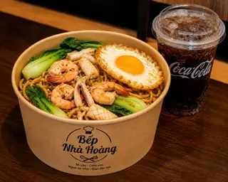 Hình ảnh mì xào hải sản + trứng + ly coca