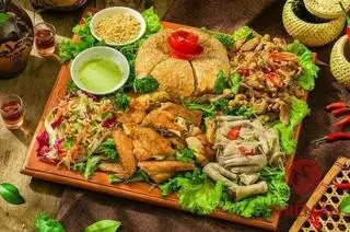 Hình ảnh Gà Mẹt :Xôi Chim Câu +1 con Gà quay +chân gà ủ muối hoa tiêu +bê Xào Xả Ớt +nộm+ rau thơm nước chấm 