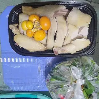 Hình ảnh Gà luộc nước dừa 1/2 con chặt sẵn