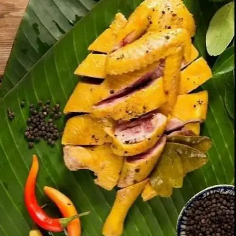 Hình ảnh Nửa con luộc - 1 hộp sốt chấm