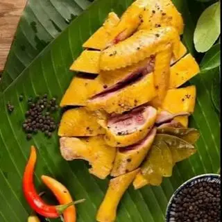 Hình ảnh Nửa con luộc - 1 hộp sốt chấm