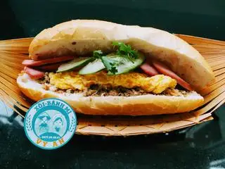 Hình ảnh Bánh mì Pate Trứng Xúc xích