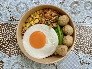Hình ảnh Mì trộn rau + trứng + cá viên + bắp 