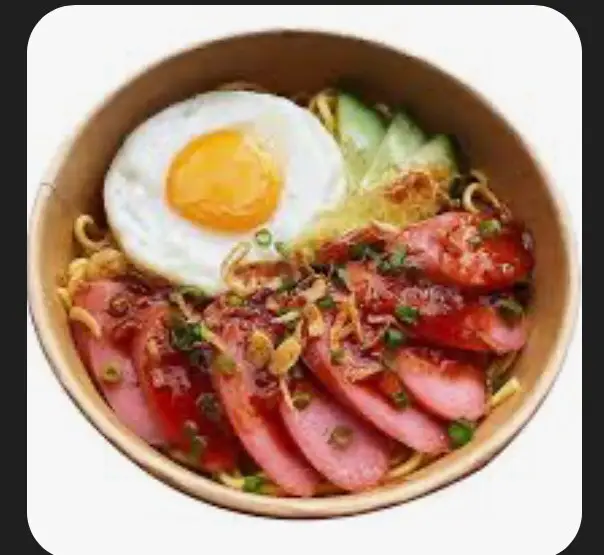 Hình ảnh Mì trộn chả + xúc xích + trứng opla 