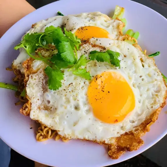 Hình ảnh Mì Xào 2 Trứng Ốp La