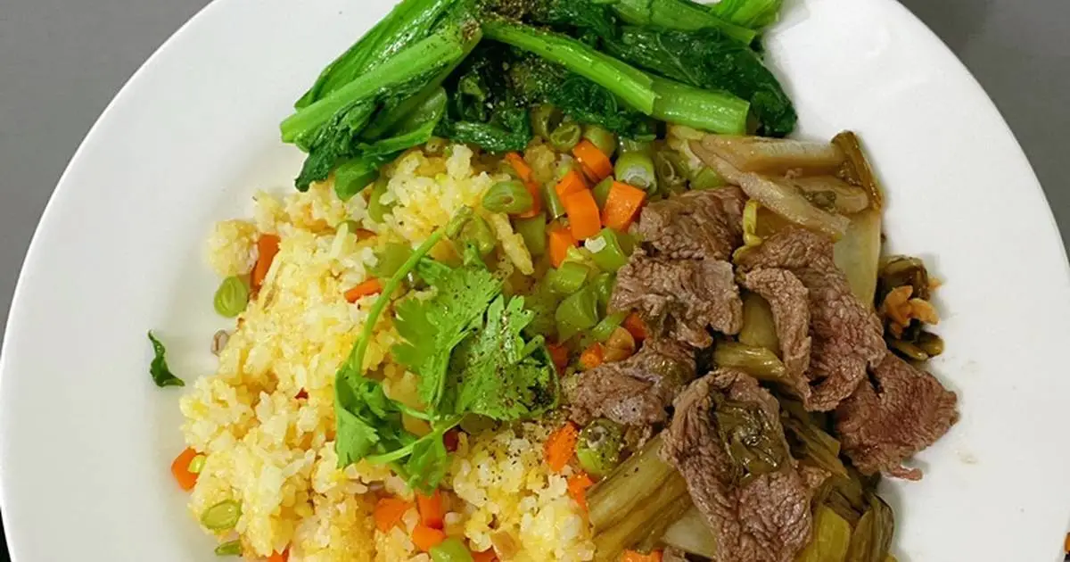 Hình ảnh Cơm chiên bò xào cải
