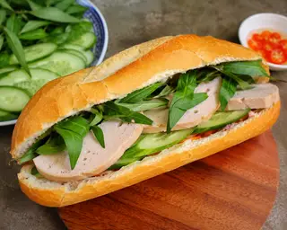 Hình ảnh Bánh mì nóng chả lụa ngọn