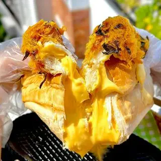 Hình ảnh Bánh Mì Phomai Ruốc Gà Rong Biển Giòn Rụm