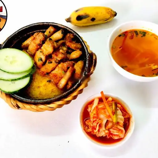Hình ảnh Cơm niêu ba chỉ rang cháy cạnh