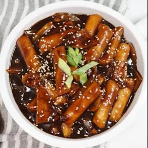 Hình ảnh Tokbokki Sốt Tương Đen