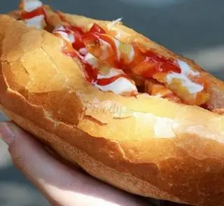 Hình ảnh Bánh mì xúc xích nem