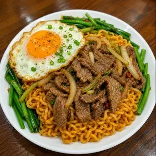 Hình ảnh mì xào bò trứng.sợ bò lạnh nên e đắp trứng lên 
