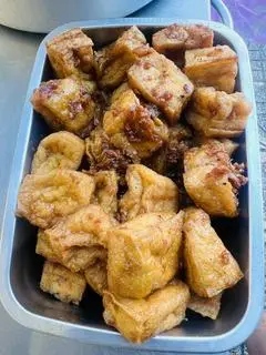 Hình ảnh Cơm tàu hủ sốt bơ tỏi chay + dưa leo  